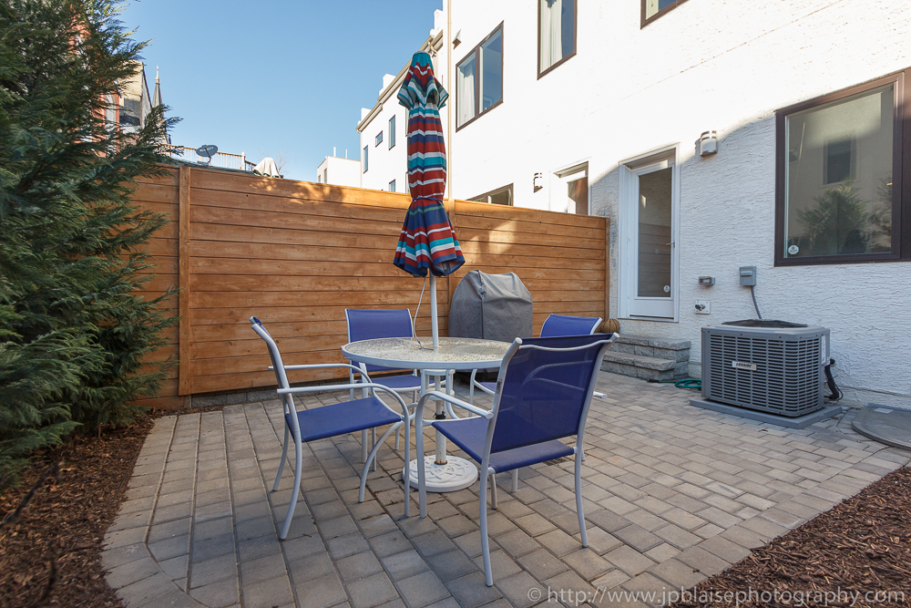 Real Estate photography session : backyard with table and chairs