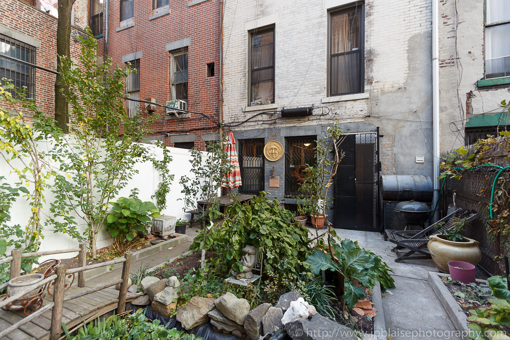Professional photography of the garden of a Harlem apartment (New York City)