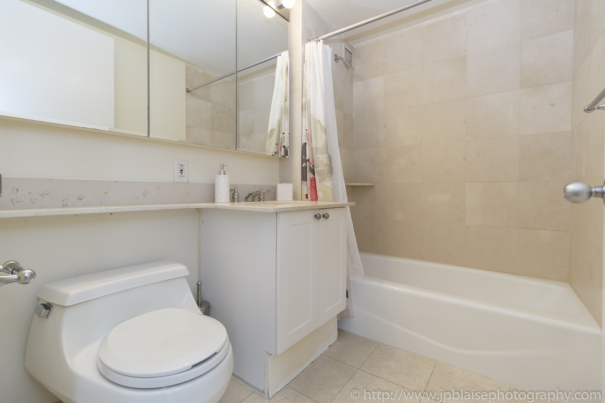 NY apartment photographer real estate airbnb interior midtown manhattan bathroom