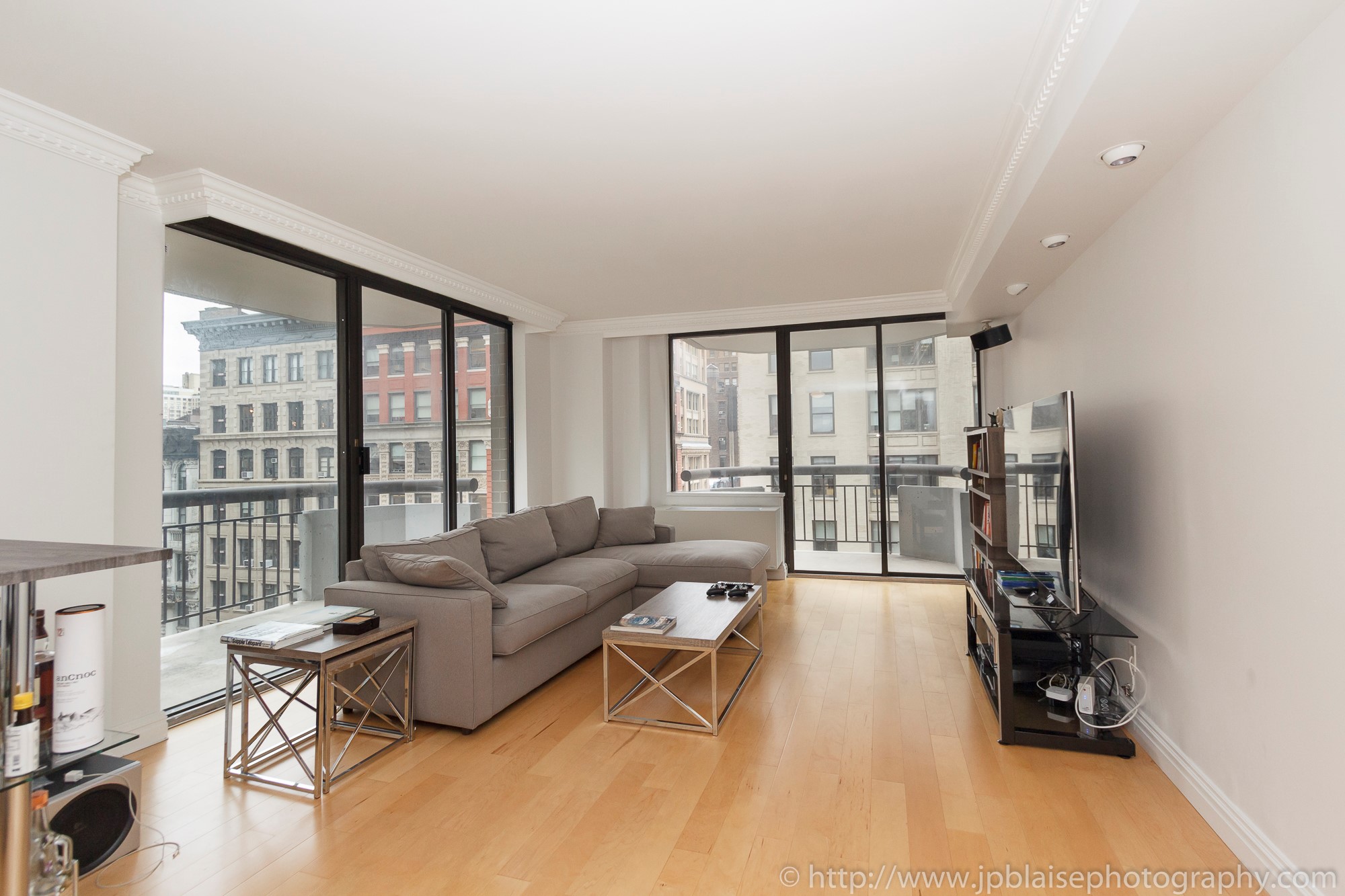 New-York-apartment-photographer-one-bedroom-flatiron-nyc-living