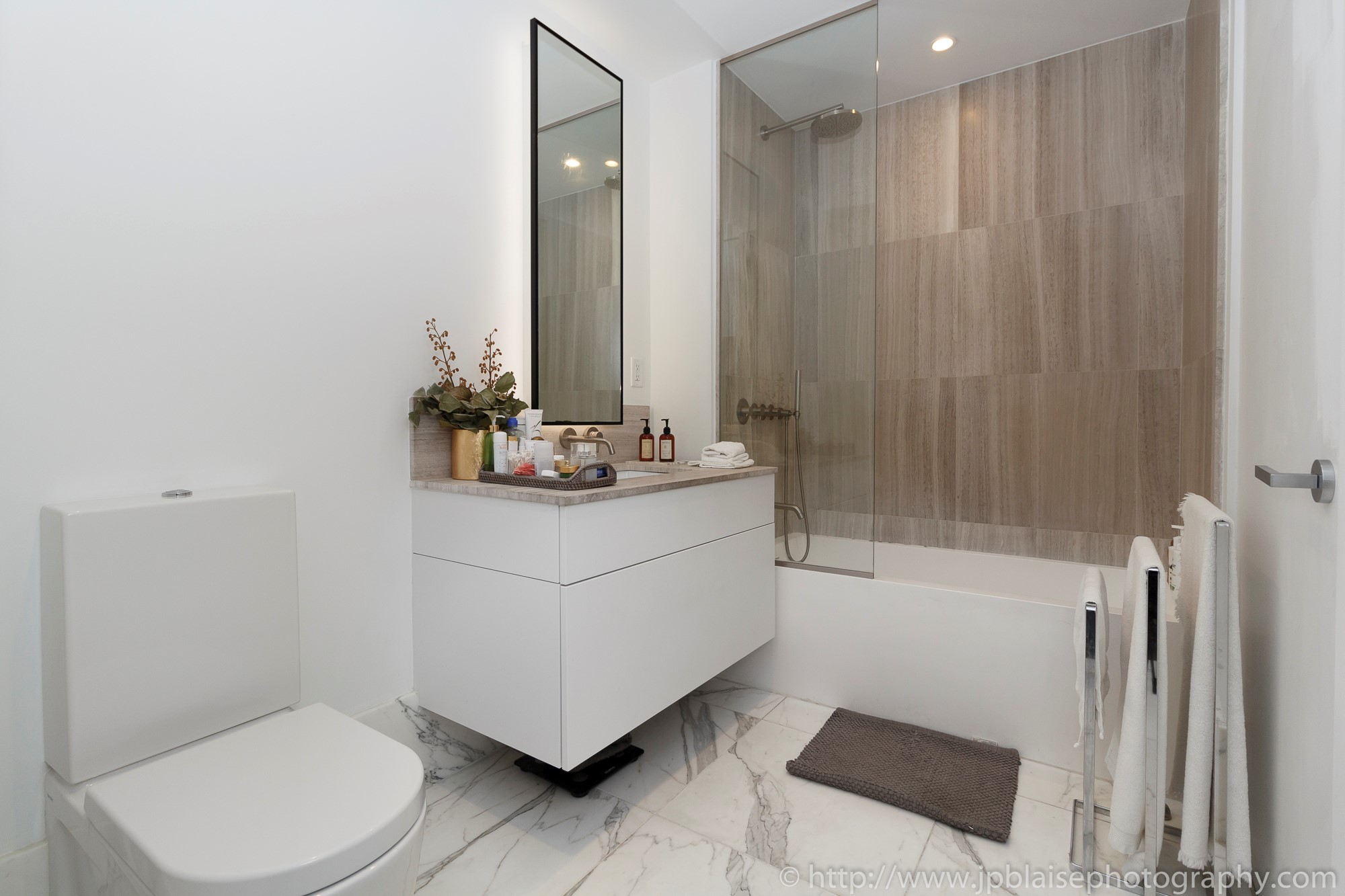 New york apartment photographer real estate interior bedroom Williamsburg Brooklyn ny nyc bathroom