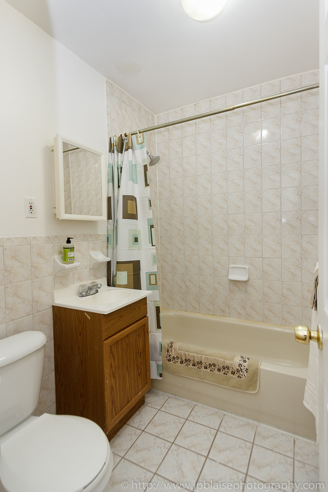 NY Apartment photographer work: Bathroom of Bedford-stuyvesant apartment, Brooklyn, NY