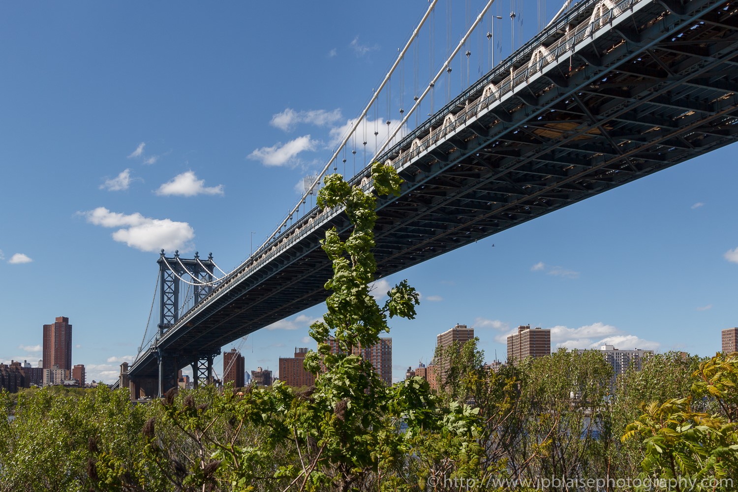 Real estate photography views of the manhattan bridge and the manhattan skyline from the brooklyn-waterfront