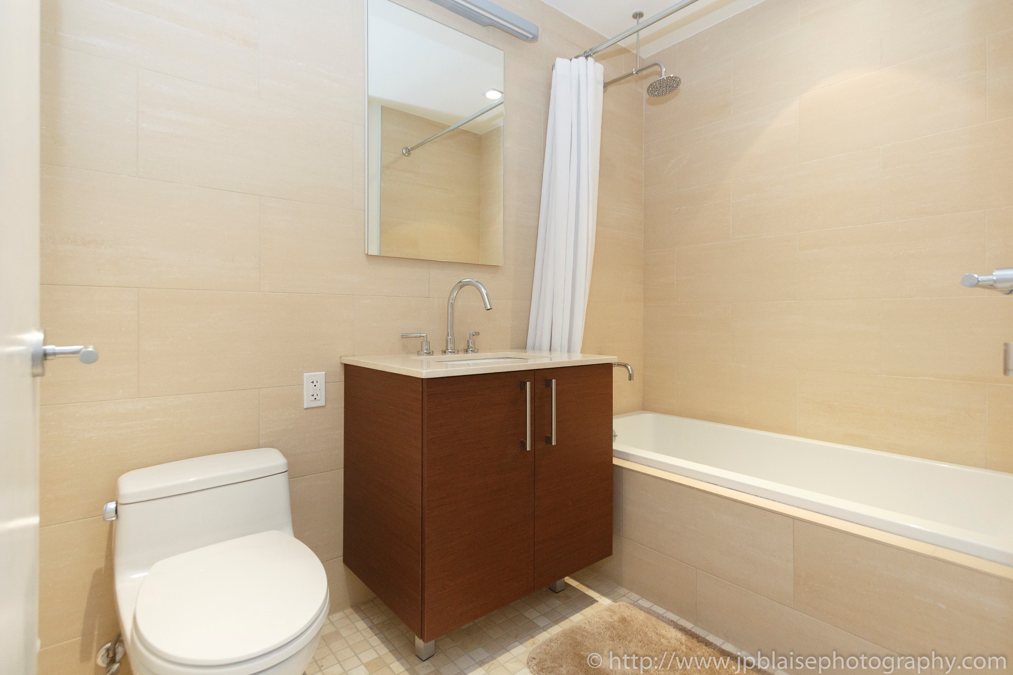 apartment-photographer-ny-two-bedroom-long-island-city-queens-bathroom-2
