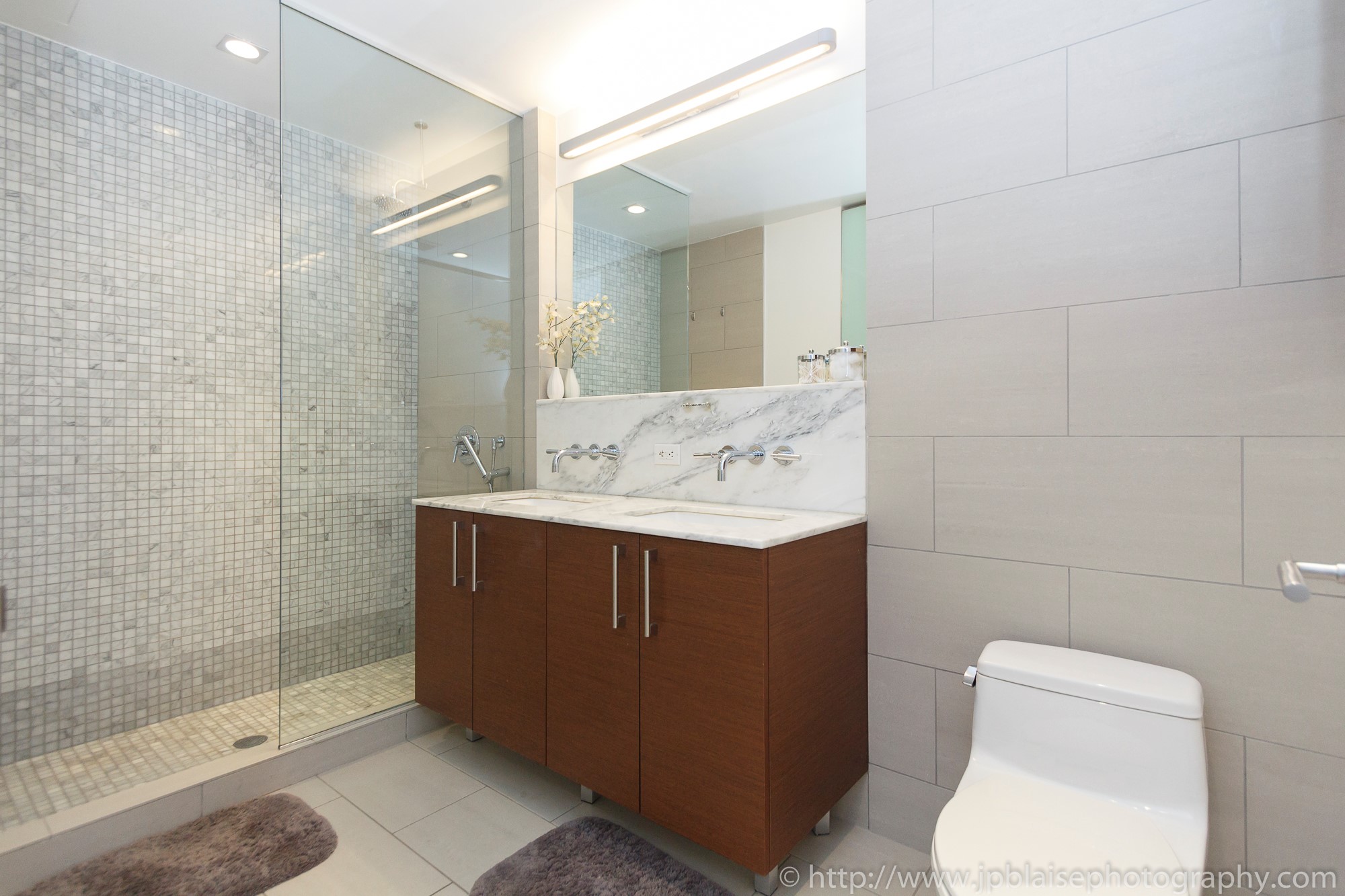 apartment-photographer-ny-two-bedroom-long-island-city-queens-bathroom