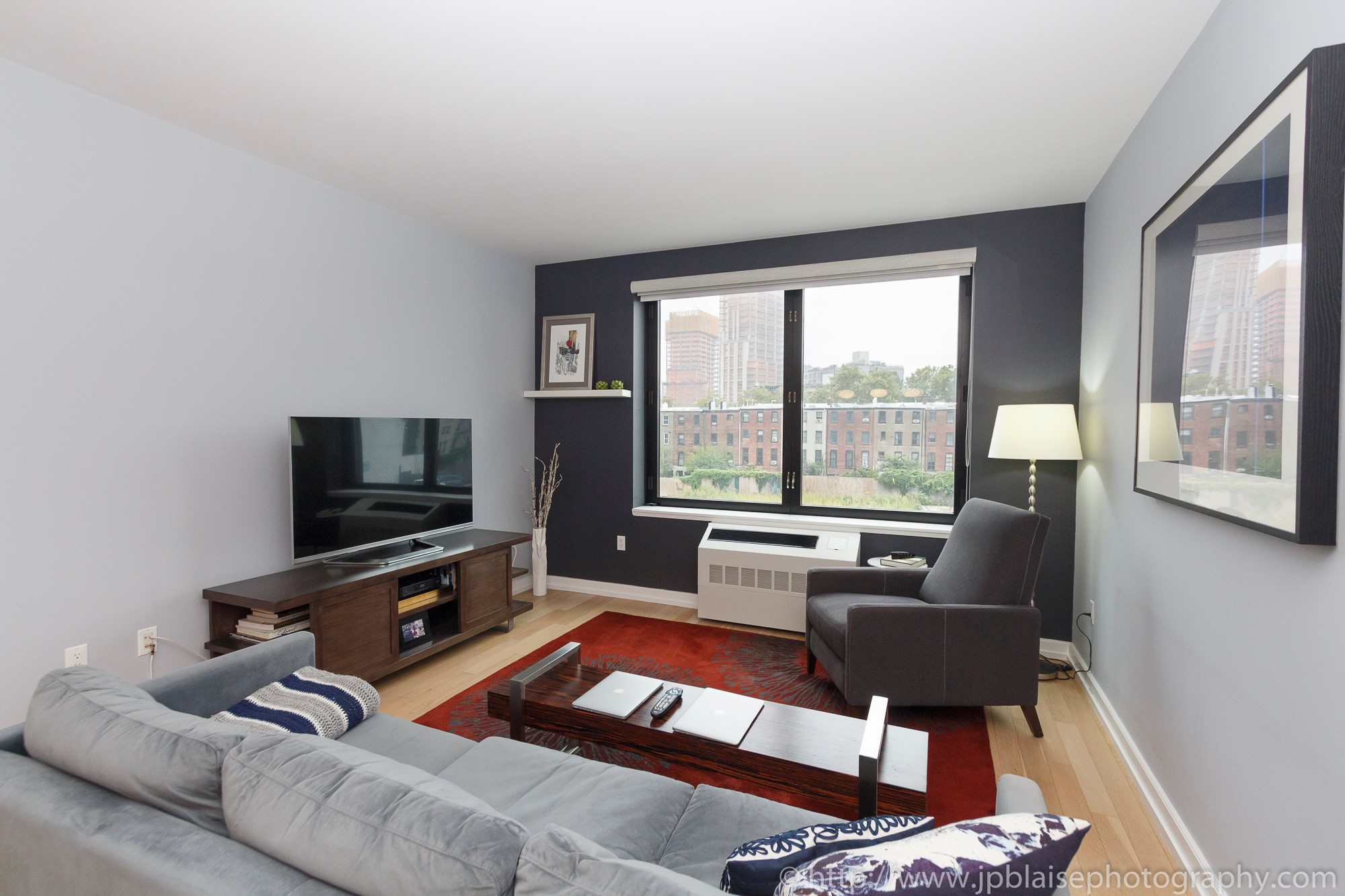 apartment-photographer-ny-two-bedroom-long-island-city-queens-living-room