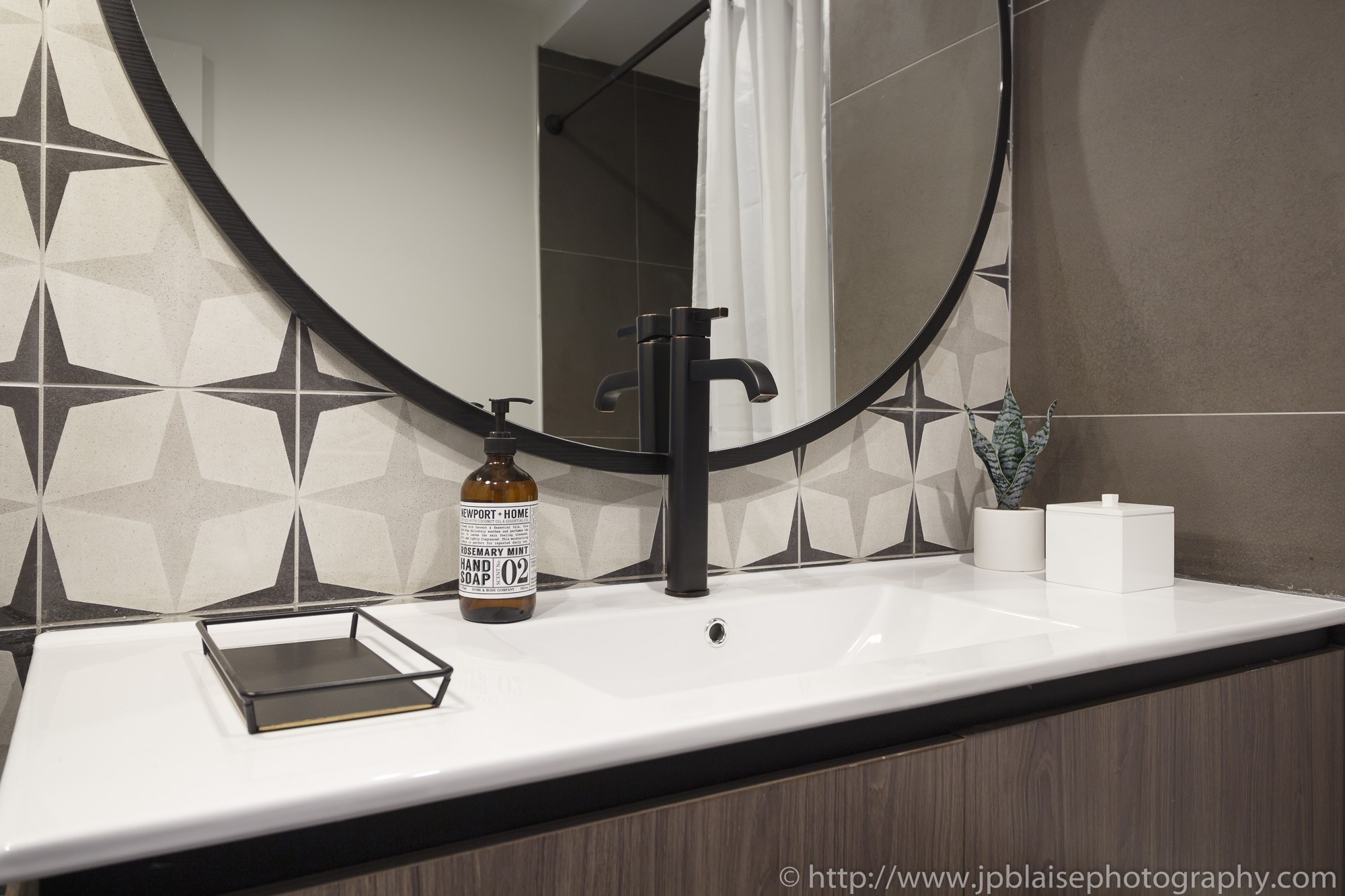 interior apartment photographer real estate brooklyn bushwick new york ny nyc bathroom