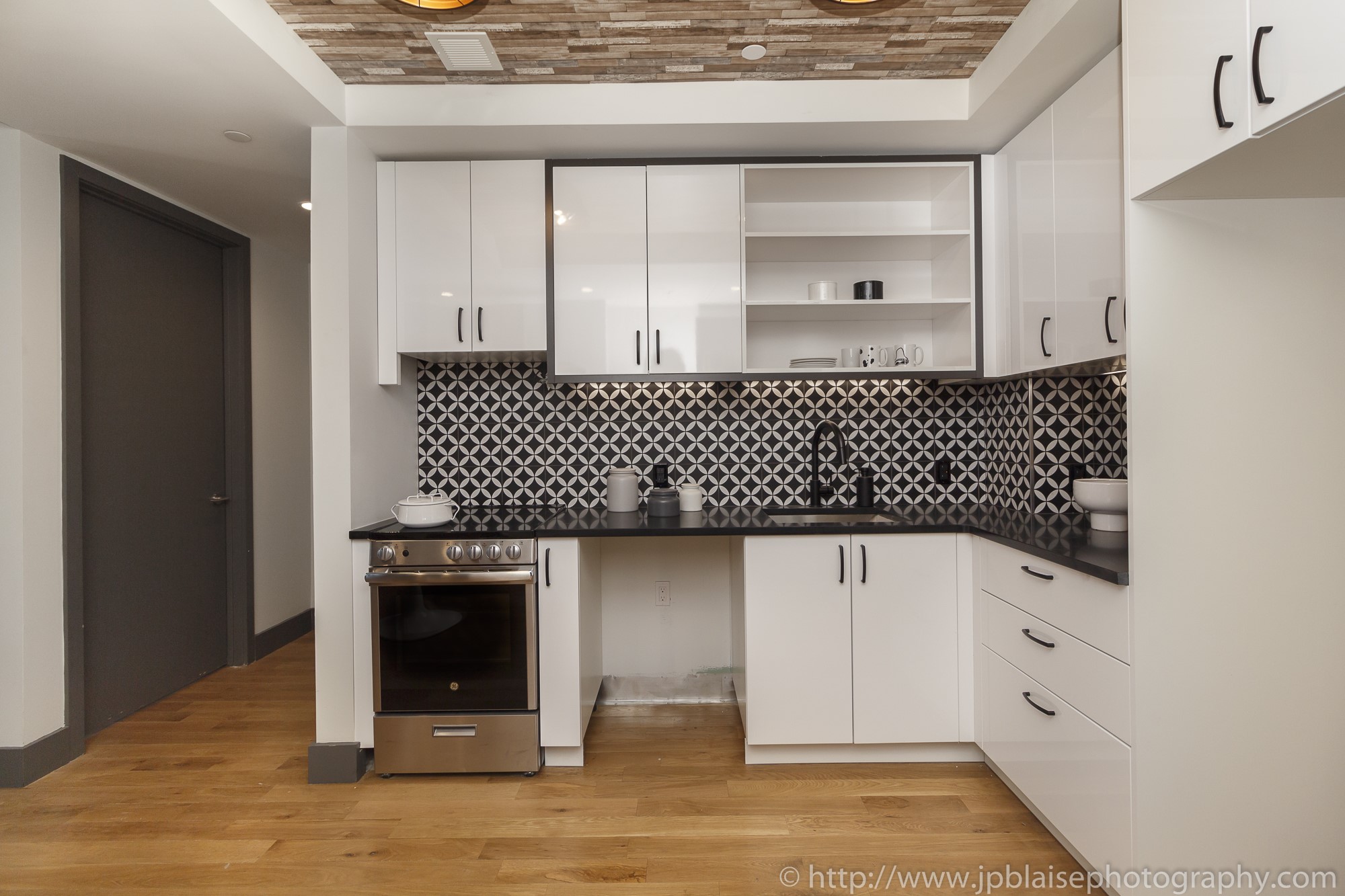 interior apartment photographer real estate brooklyn bushwick new york ny nyc kitchen